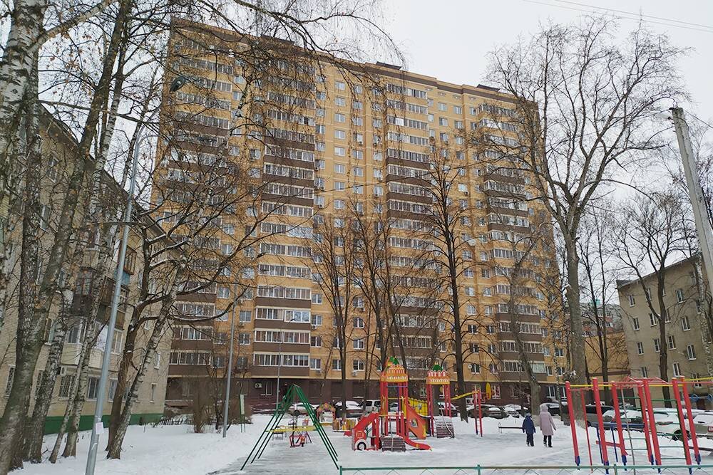 Так сейчас выглядит дом, где была наша квартира. Обычная кирпичная высотка

