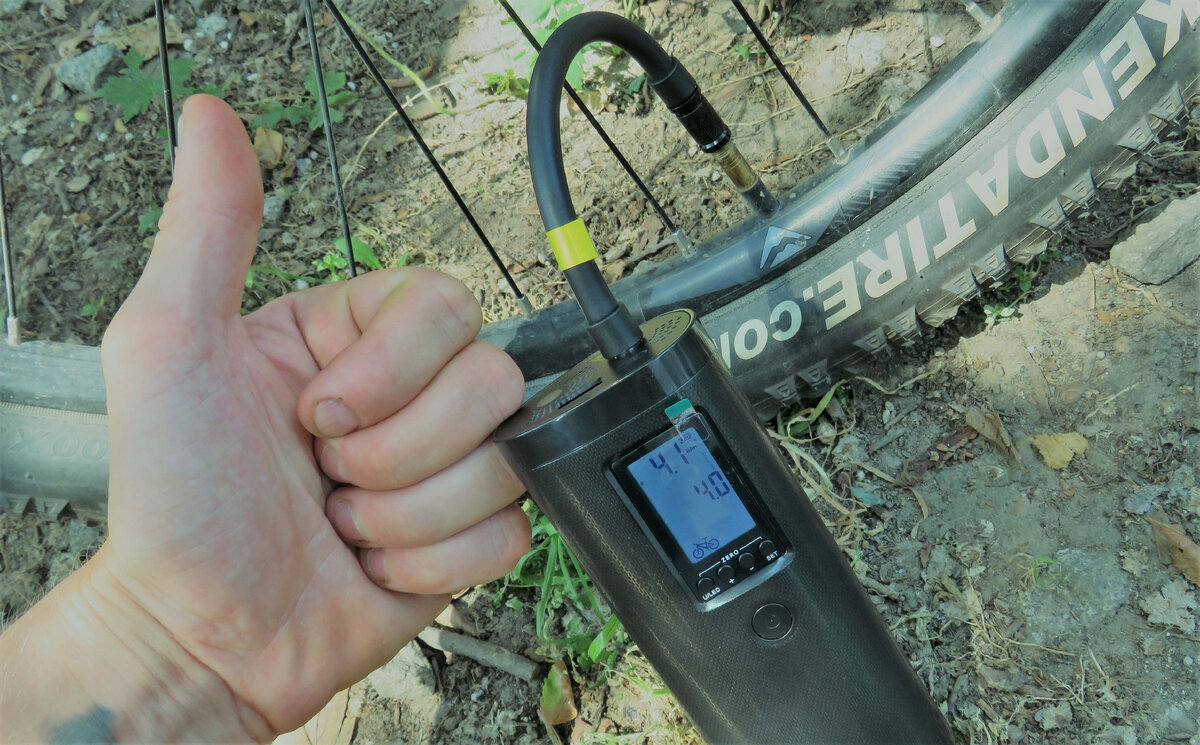 Качает , но шумит достаточно громко ,но это некий плюс ,можно пугать агрессивных собак 