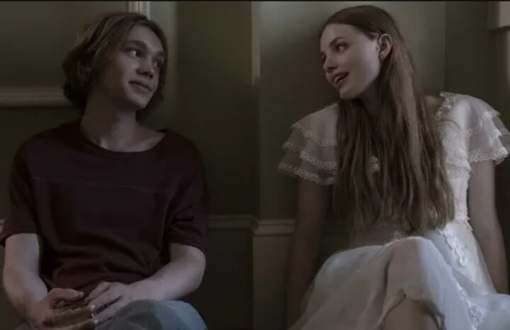 Шестнадцатилетний Майлз Холтер интересуется предсмертными высказываниями известных людей. Следуя последним словам Франсуа Рабле, он оставляет свою скучную жизнь с родителями и отправляется учиться в новую школу Калвер Крик в поисках «Великого „Возможно“». Здесь он находит первых друзей и влюбляется в девочку по имени Аляска Янг, которая переворачивает его жизнь, а потом исчезает из неё. Ужасная трагедия заставляет Майлза серьезно задуматься над вопросами жизни и смерти.