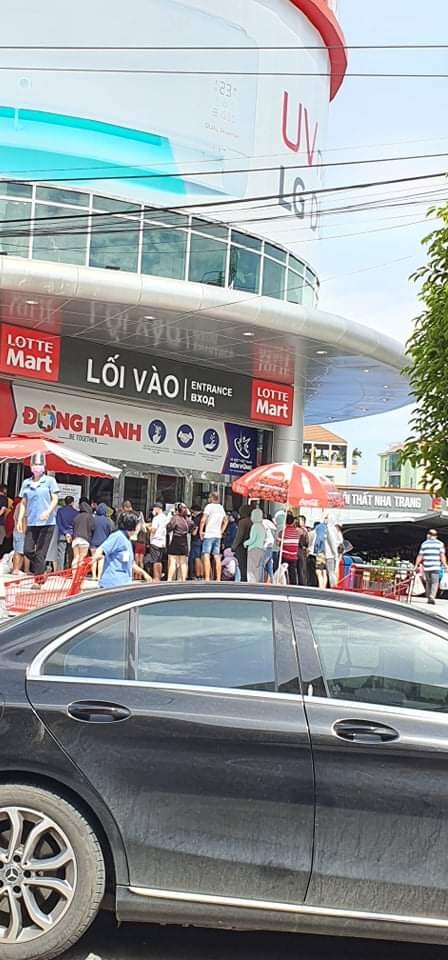 Очереди в супермаркет после новости о грядущем закрытии рынков
