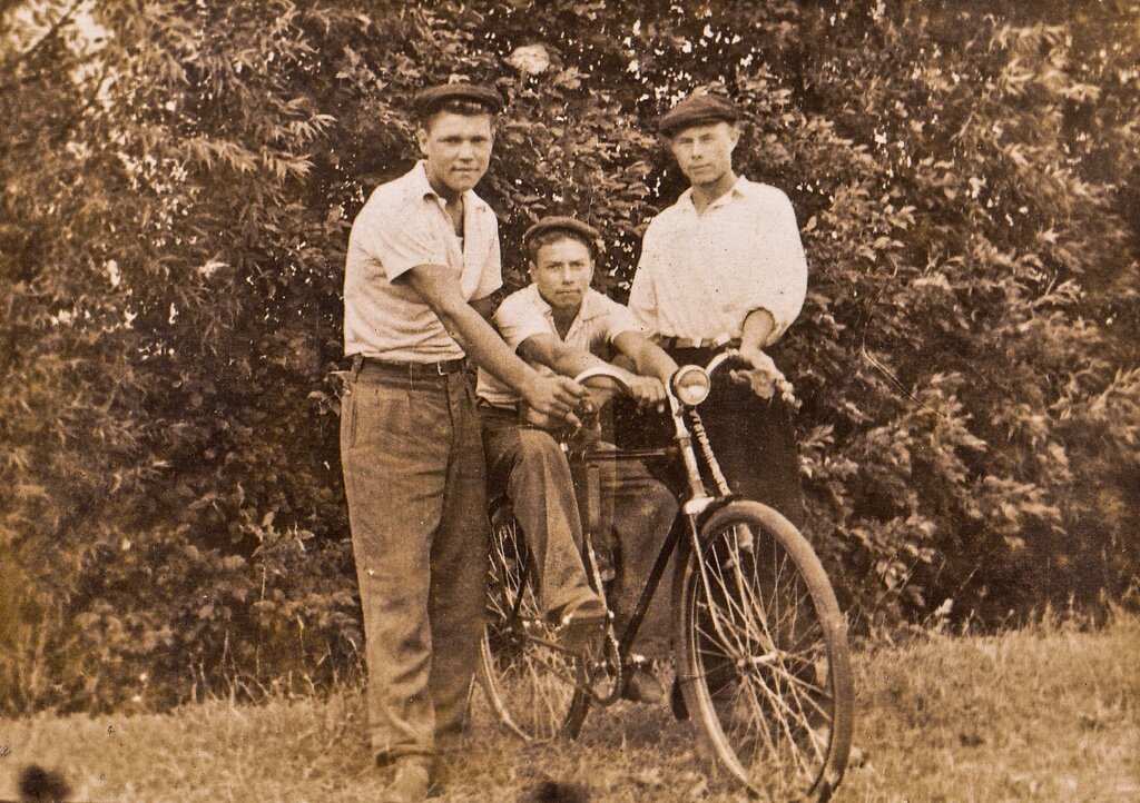 Друзья с велосипедом. Неизвестный автор, 1 июня 1952 - 1 сентября 1959 года, Липецкая обл., Лебедянский р-н, д. Гнилое, из архива Ольги Алексеевны Новиковой.