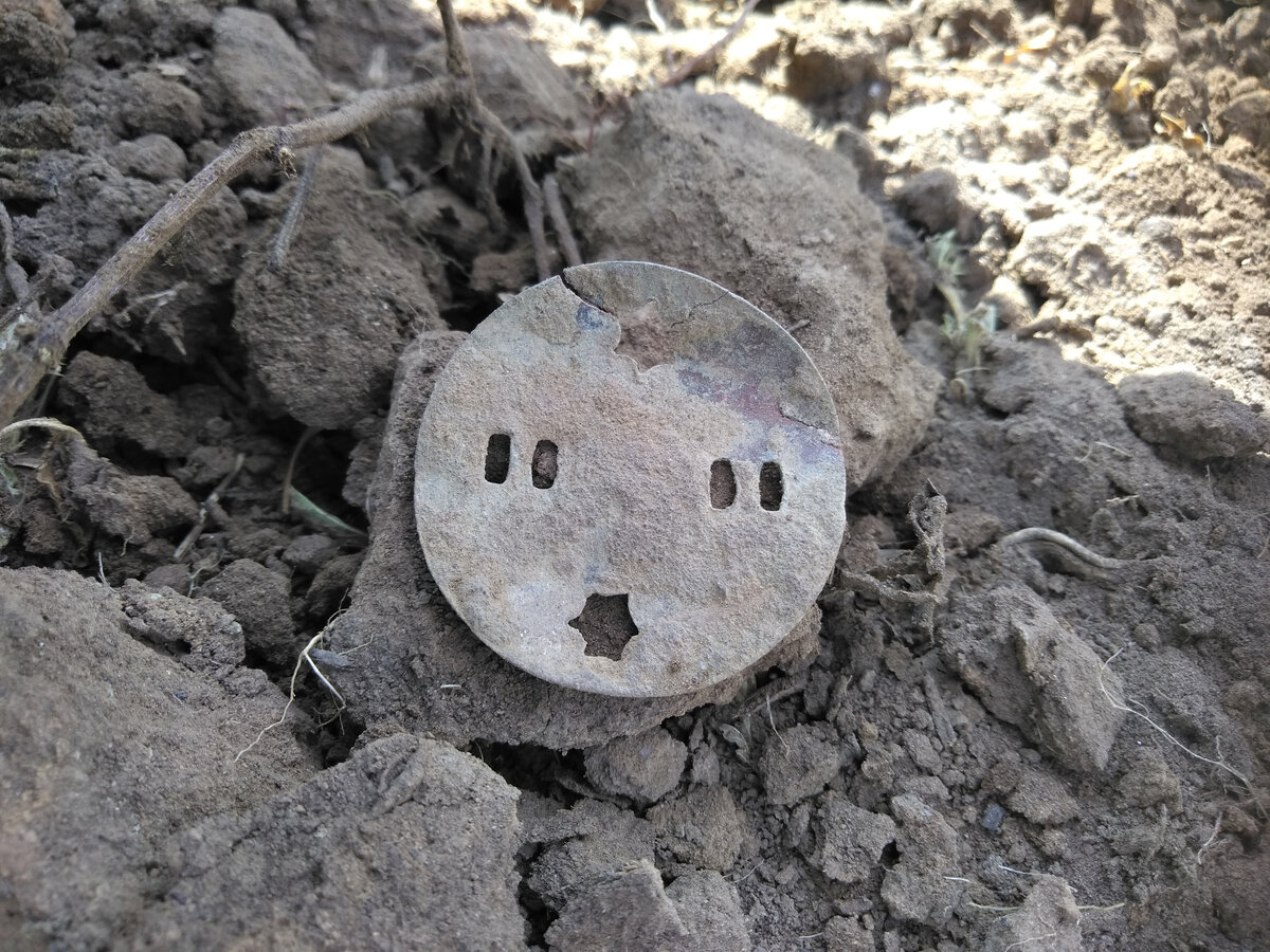 краешек надломлен немного.