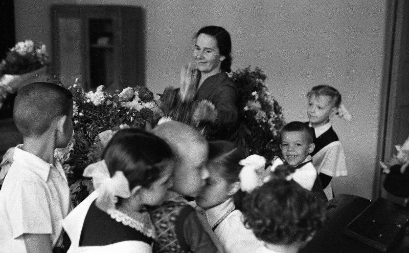Учительница с учениками в школьном классе, 1 сентября 1958 год. Фото взято из открытых источников: russiainphoto.ru