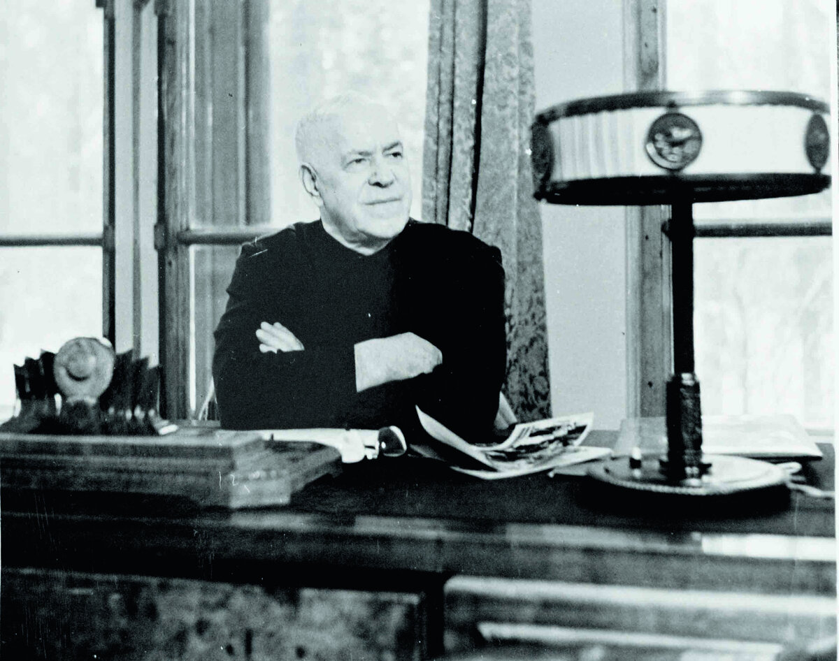 Маршал СССР Г.К. Жуков у себя в кабинете, за своим рабочим столом, в домашней обстановке (Фото из свободных источников интернет)