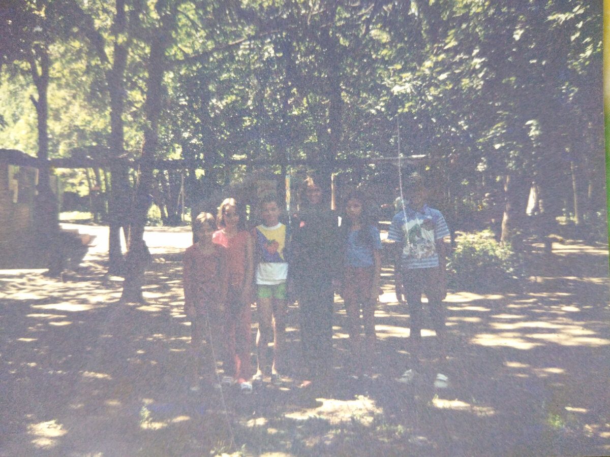 Девчонки, я и брат. Жаль, качество плохое... ((