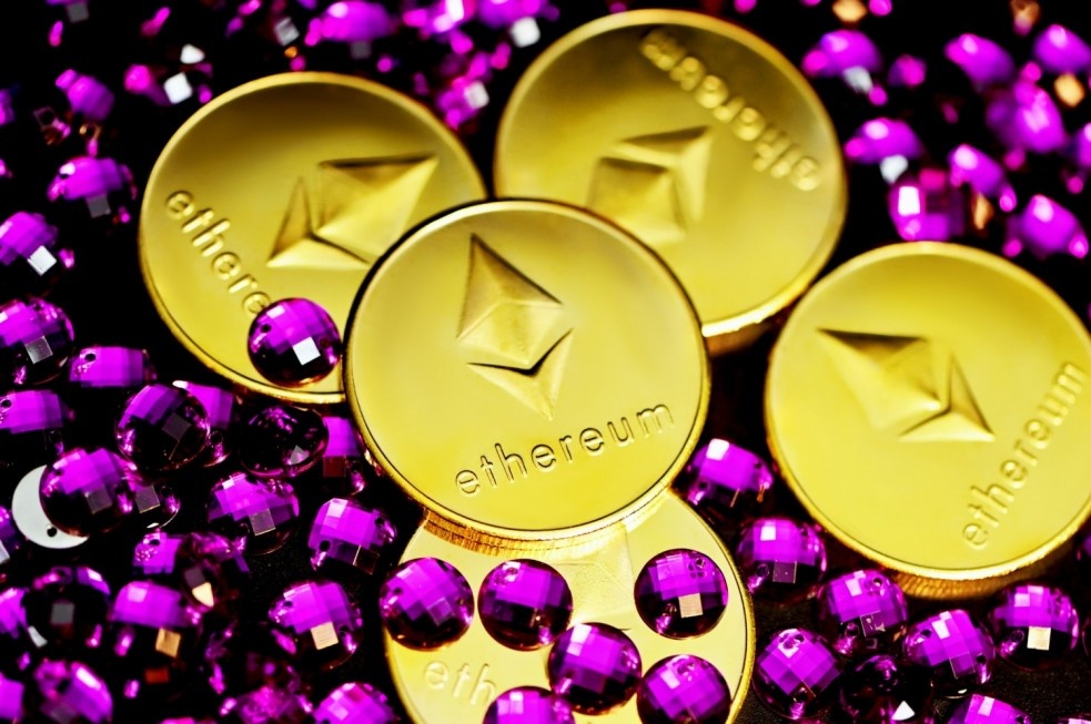 Ethereum установил новый рекорд цены во вторник, достигнув 4470 долларов, что впервые подтолкнет весь рынок криптовалют до уровня более 2,7 триллиона долларов. ФОТО: EXECUTIUM / UNSPLASH