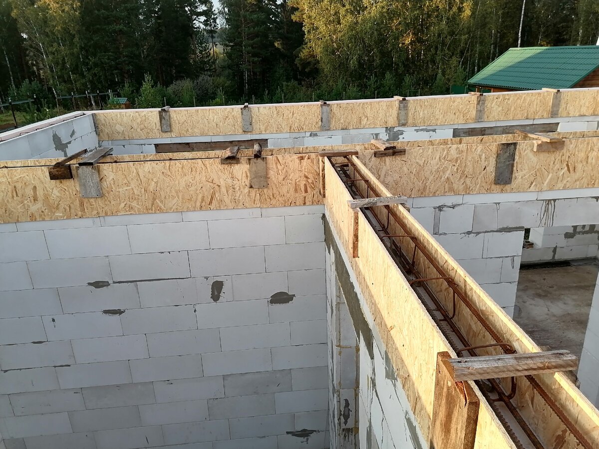 Смонтировал опалубку для армопояса из OSB. Дешевле и легче в монтаже, показываю цифры0