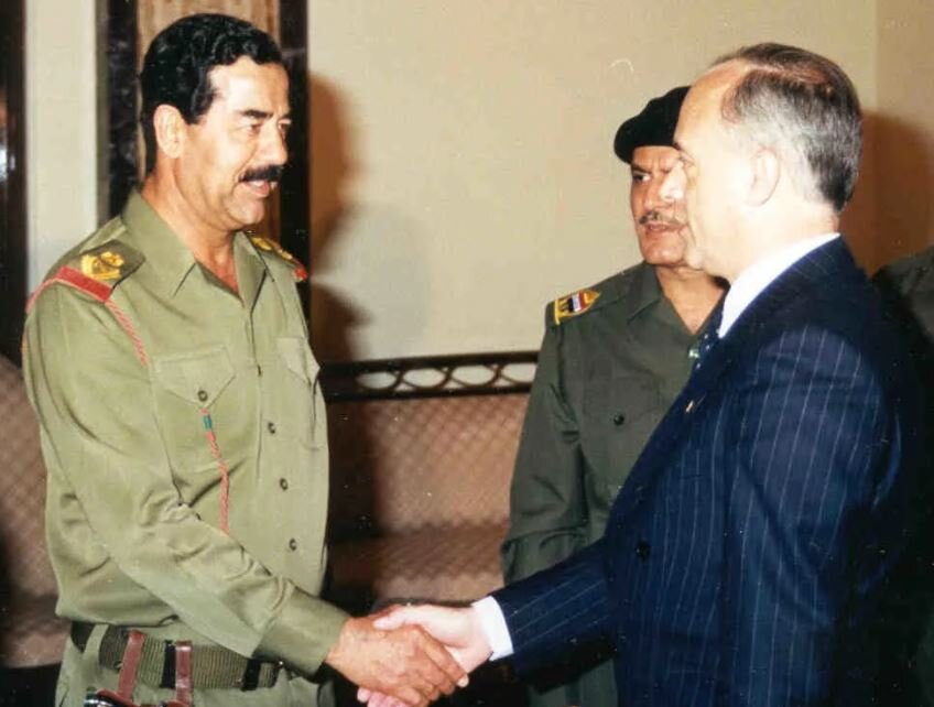 Джейкоб Яссо, глава детройтской халдейской церкви Святого Сердца, в качестве дружеского жеста, передает Саддаму Хусейну символический "ключ" от города Детройта, 1980 год.