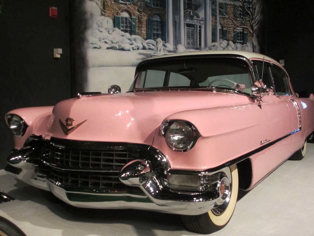 Машина Элвиса Cadillac Deville