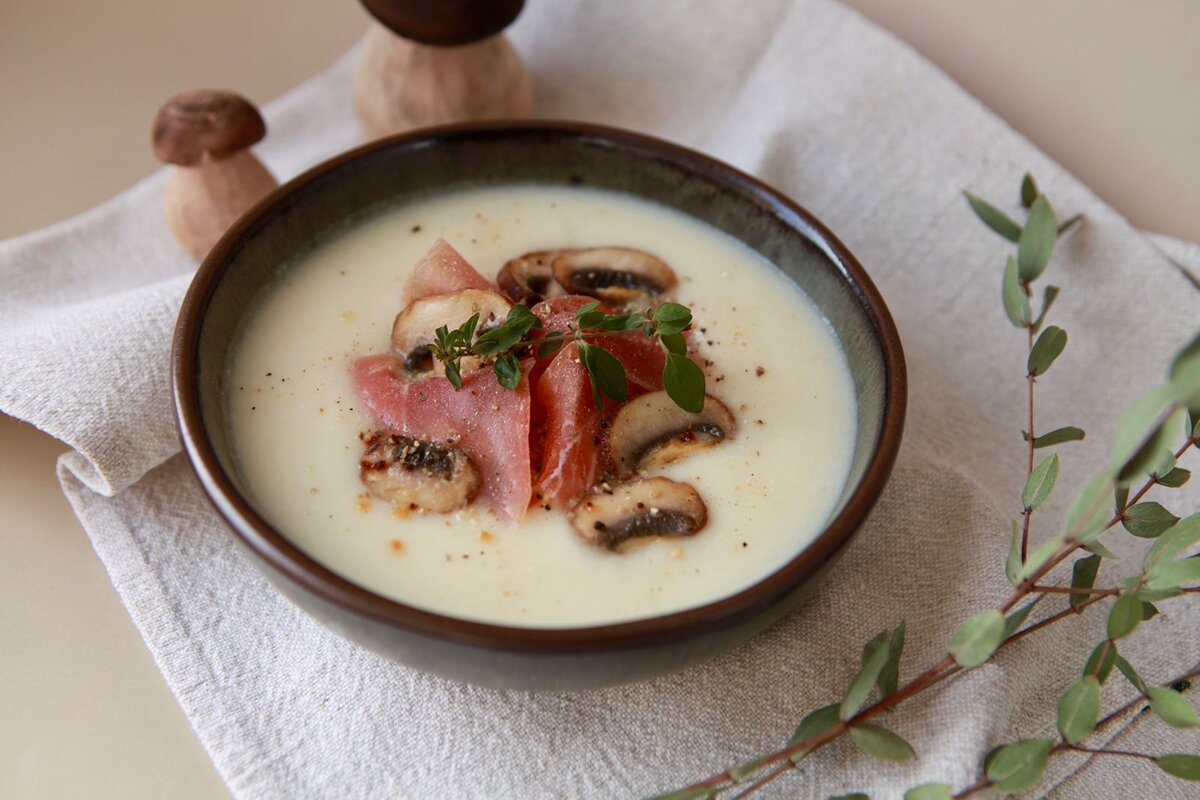 Суп-пюре из цветной капусты с грибами и сыровяленым мясом от Даши wellness_hedonism Третьяковой. Рецепт в ее аккаунте Инстаграм. Примерно так выглядит метаболически приличный обед. 