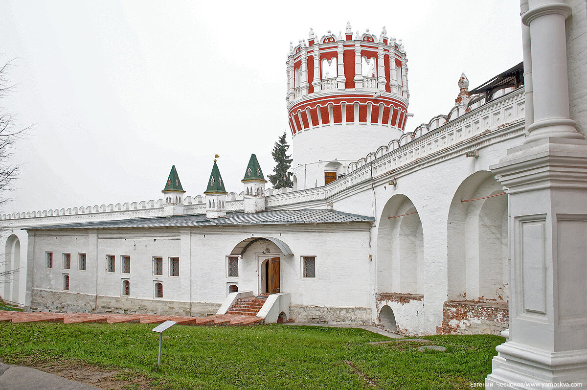 Казанский новодевичий монастырь. Больничные палаты Новодевичьего монастыря. Новодевичий монастырь музей. Певческие палаты Новодевичьего монастыря. Напрудная башня Новодевичьего монастыря.