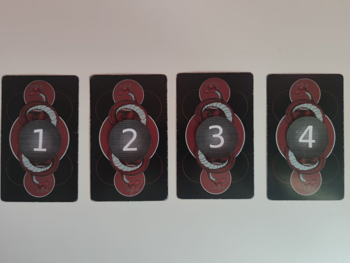 Закройте глаза постарайтесь убрать все лишние мысли. Сконцентрируйтесь. Теперь выберите карту или цифру,  вам подсознание подскажет что наиболее для вас подходит. Не торопитесь, почувствуйте какая из карт вас тянет ближе. После того как выберите, приступайте к толкованию которое описано ниже, выбирайте свою позицию