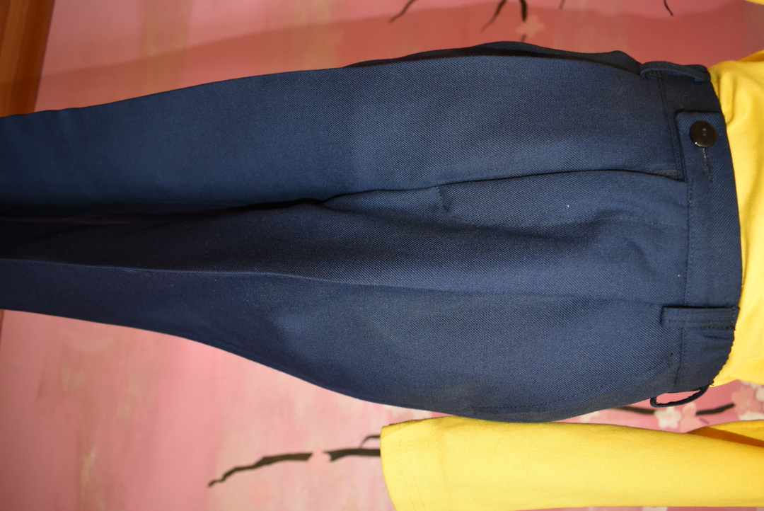 Вид верхней части брюк на манекене другого размера.