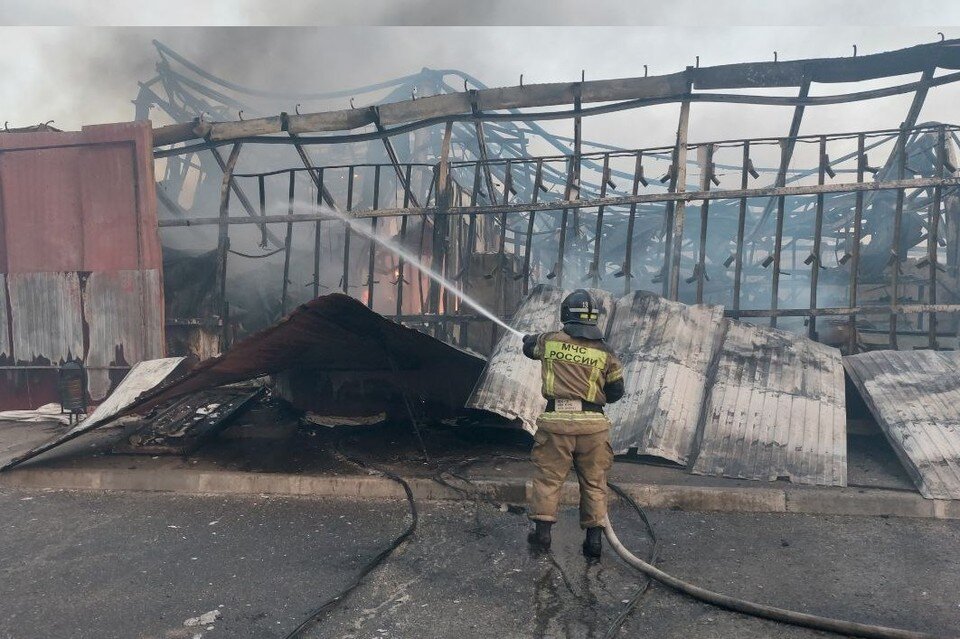 Что случилось 28 августа. Пожар на рынке в Волжском. Сильный пожар. Сгорел рынок в Волжском.