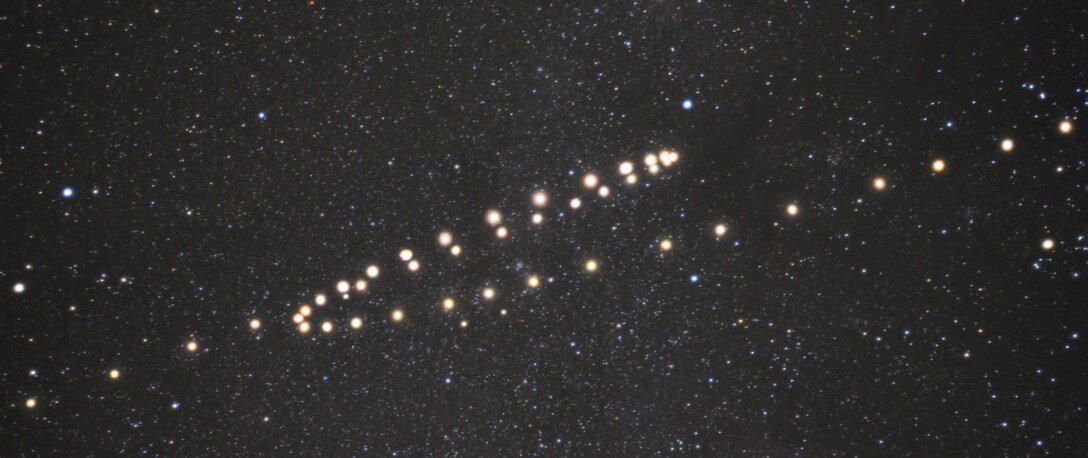 Петля Меркурия на звёздном небе. Арт. Фото в свободном доступе.