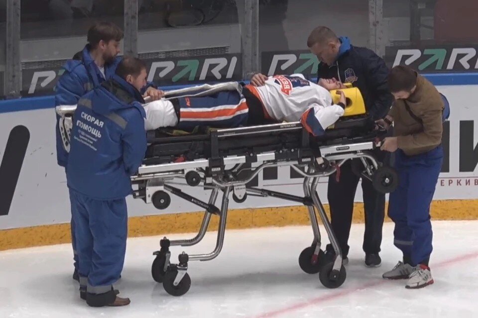     Момент госпитализации спортсмена попал в трансляцию матча. Фото: vk.com/hcdynamospb