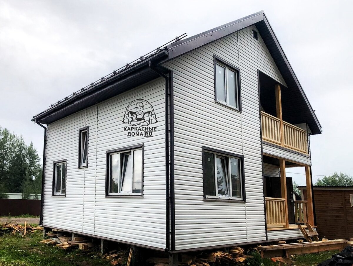 Каркасный дом 8x8 с балконом 