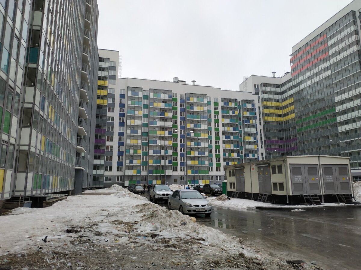 Тот самый дом в новостройках, где мы смотрели однушку. Фото моё.