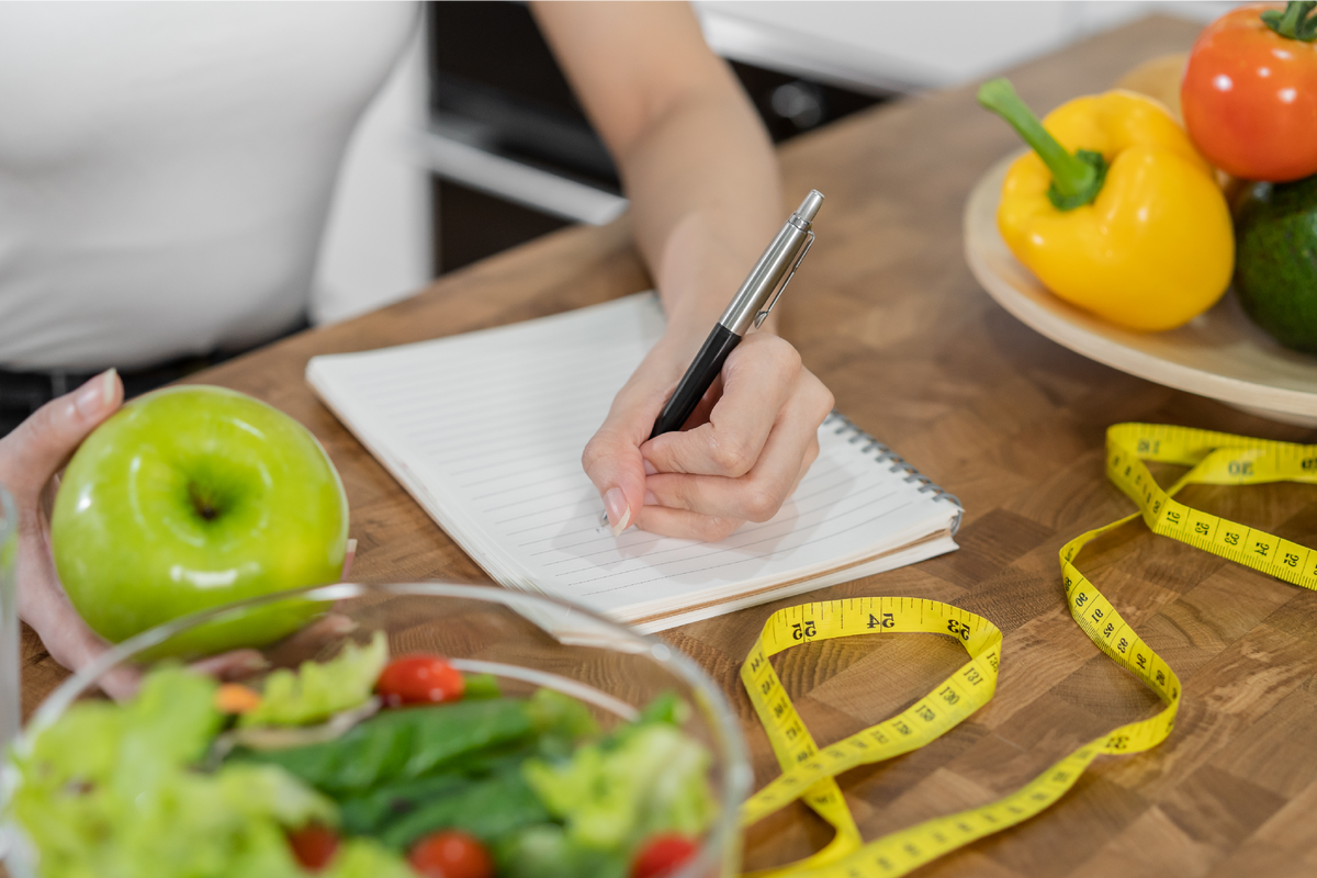 Завтрак — важный прием пищи, не пропускайте его и постарайтесь сделать его достаточно питательным. Кстати, необязательно завтракать сразу же после пробуждения. Можно сделать это и попозже