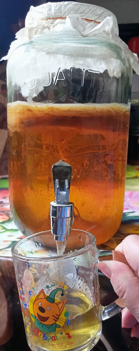 хорошо бы еще подставку, так как наливать не очень удобно