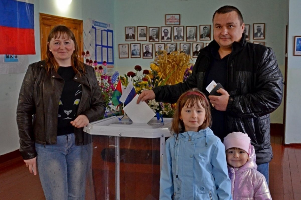 Семья пришла проголосовать. Семья и выборы. Семья пришла голосует. В Ачинске голосовать приходят семьями.