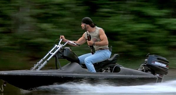 Лоренцо Ламас на водном "Харлее Дэвидсоне" в боевике "Пожиратель змей"(1989).