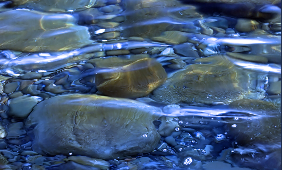 Камни в воде. Прозрачная вода в ручье. Камни под водой. Прозрачная вода реки и камни. Вода из реки речная вода