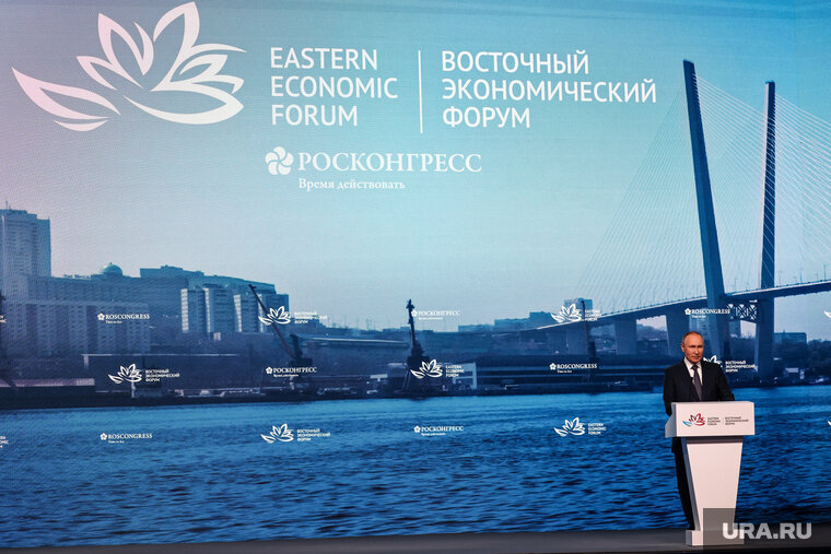    Участники ВЭФ поаплодировали летчикам, посадившим самолет «Уральских авиалиний» в поле