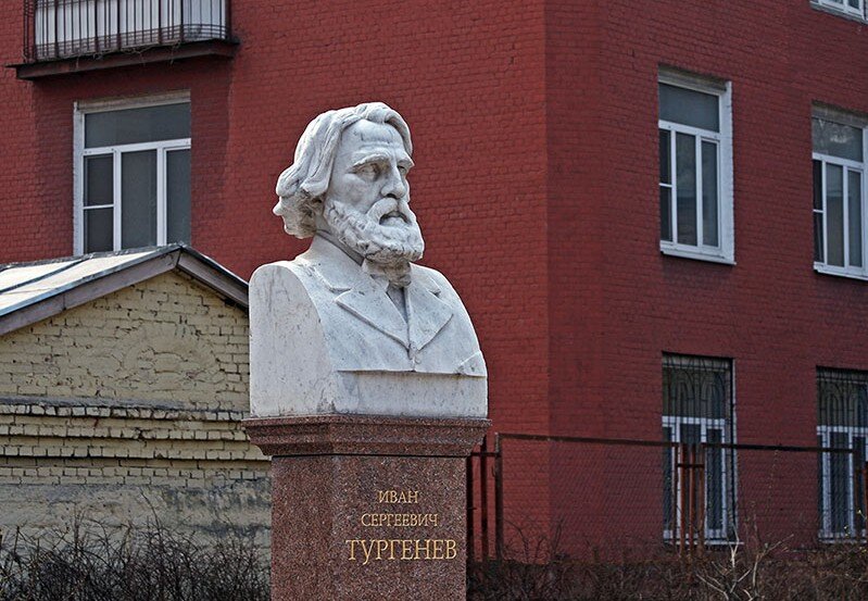 Памятник Тургеневу в библиотеке - читальне имени И.С. Тургенева