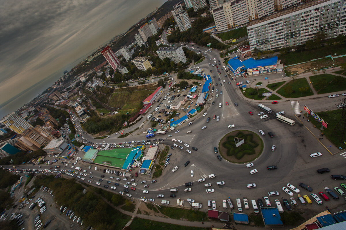 С ЖК "Оникс" откывается красивых вид на кольцо 3-ей рабочей, также на часть Уссурийского залива... 