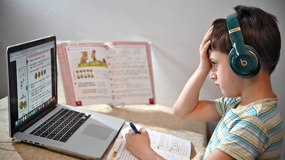 Фото: Александр Миридонов / Коммерсантъ📷Исследования показали, что общение с отцом благотворно сказывается на успехах ребенка