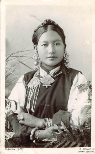 ��������� �������. 1920-1930-�� ��. ��������: https://wovensouls.org/2014/02/04/stunning-old-photos-from-tibet/
