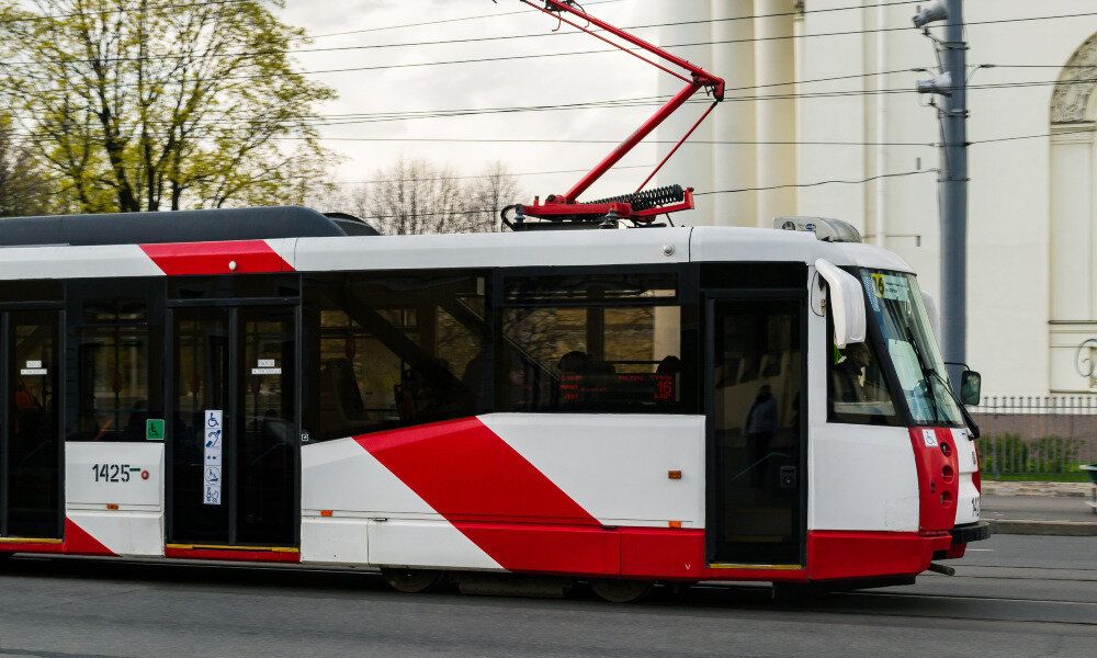 «Допустим, трамвай нужно переместить в точку старта для его расстановки на утренний выпуск. Система или оператор в диспетчерской выстраивает на компьютере маршрут следования трамвая в парке, выставляет ограничения по скорости движения и подает трамваю сигнал к движению. Под контролем системы находятся стрелочные переводы для синхронизации действий подвижного состава. В результате этих манипуляций трамвай в автоматическом режиме прибывает к месту старта перед выпуском на линию. Такая система авторасстановки может быть использована при любых передвижениях трамвая в пределах парка: заезд в моечный комплекс, депо или выезд из него, переезд на путь. Полномасштабно внедрить систему авторасстановки планируется в трамвайном парке № 7 после завершения его реконструкции в 2024 году», — пояснили в «Горэлектротрансе».