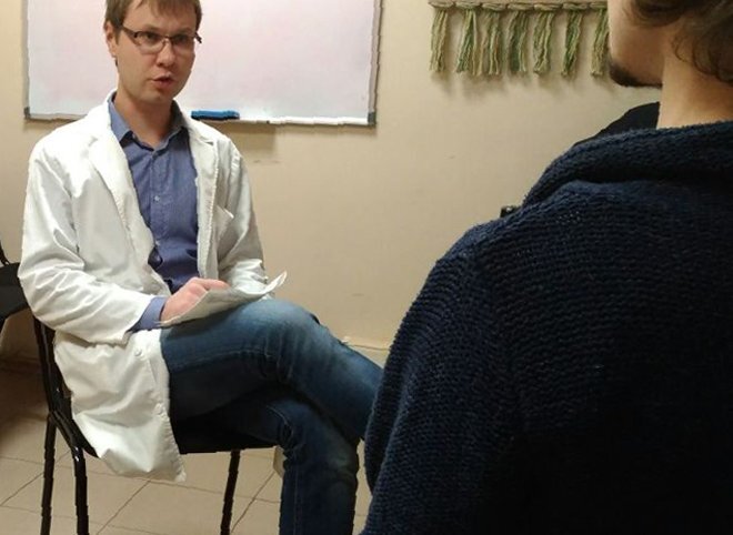 Сергей Андреевич Новиков, родился в 1984 году в семье врачей. В 2007 году окончил Рязанский государственный медицинский университет и поступил в ординатуру по психиатрии.
В 2008 году проходил стажировку по психиатрии в Мюнстере (Германия).
С 2009 года начал работать врачом-психиатром в  ООО «Научный центр психиатрии и психотерапии под руководством проф. Шустова Д.И.»
С 2014 года является генеральным директором и главным врачом этого центра.
В 2015 году выступил с инициативой создания благотворительного фонда «Любить и верить».
С 2016 года работает ассистентом кафедры психиатрии Рязанского государственного медицинского университета.