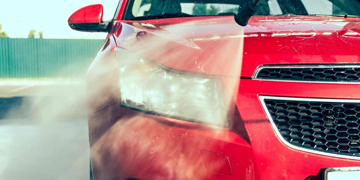 Лучший способ мойки автомобиля — бесконтактный, когда кузова касается только вода и пена.
