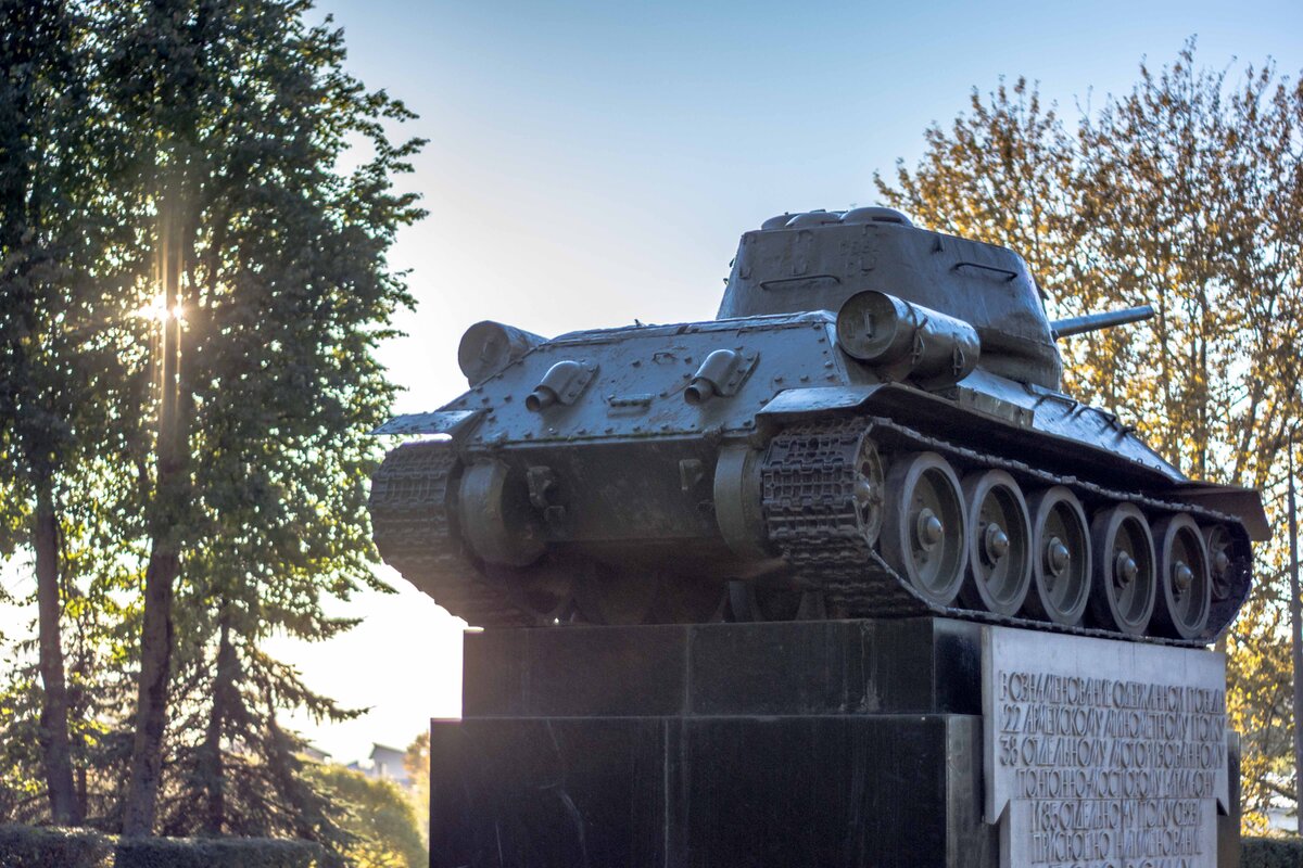 Памятник танк. Котельниково памятник танк т34. Памятник танку т-34 в Котельниково. Завьялово памятник танк. Памятник танк т-34 Щукино.