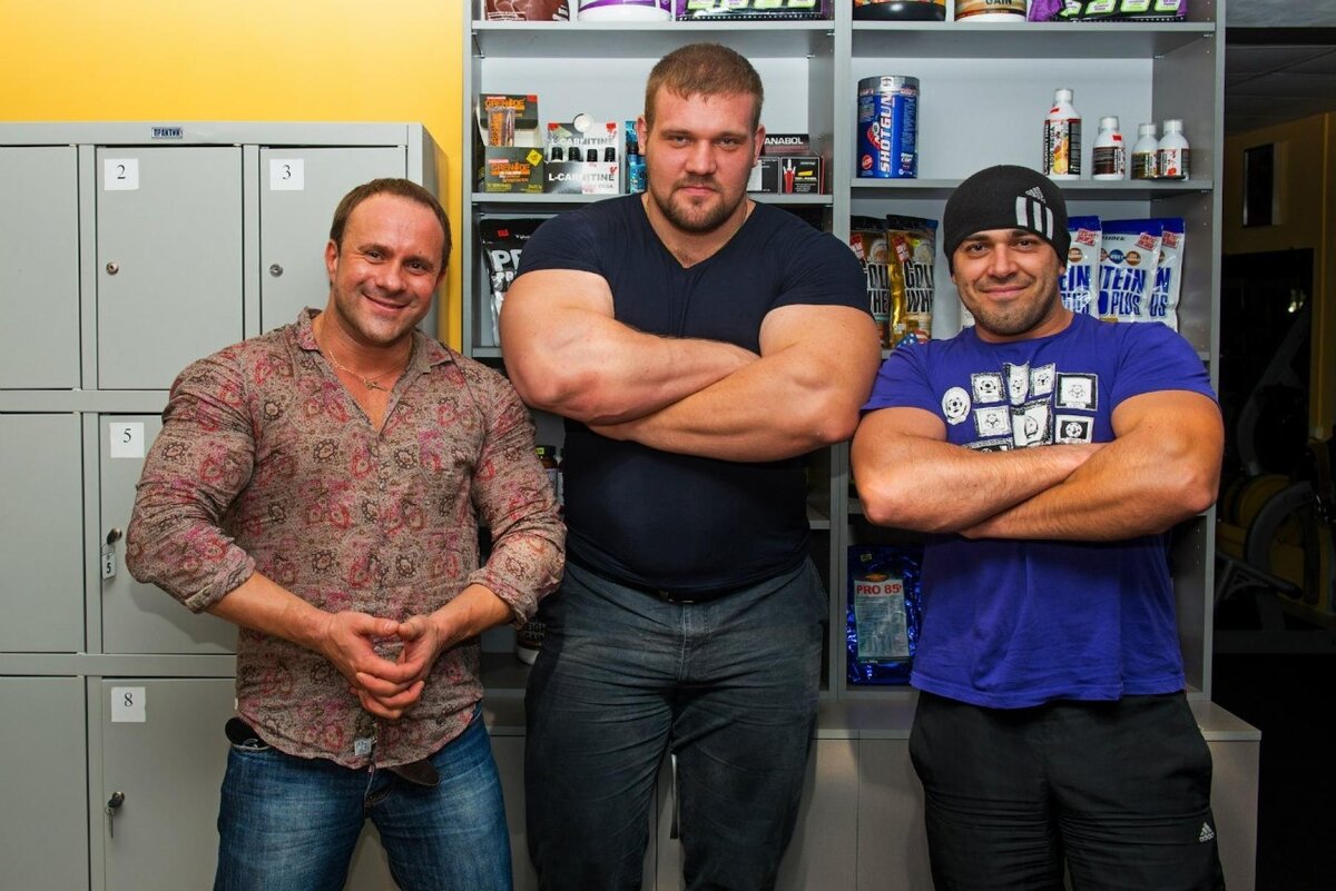 Даже в обществе качков Кирилл выглядит настоящим гигантом