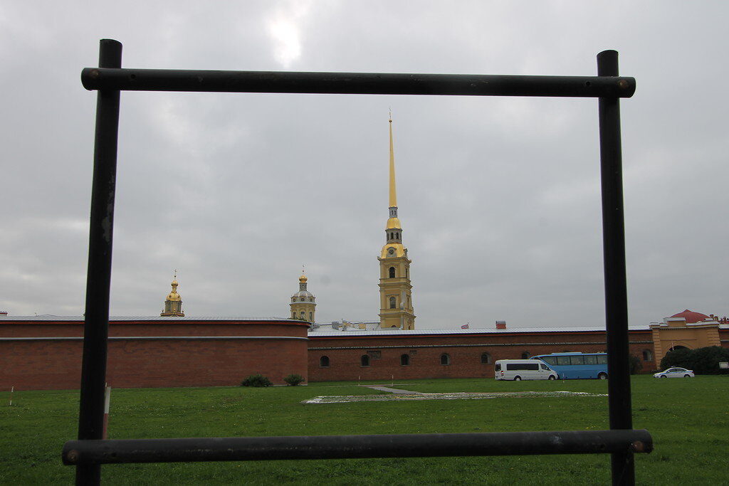 Дремлет притихший северный город,
Заячий остров и я ещё молод (с)


