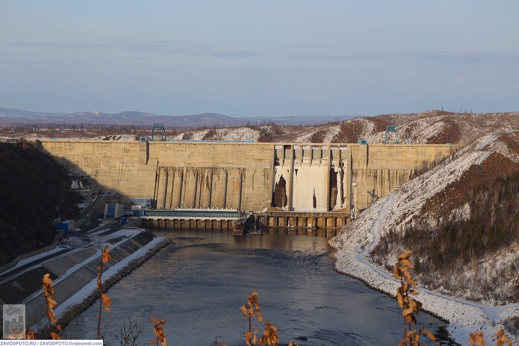 В каком районе самая крупная гэс. Кременчугская ГЭС. ГЭС дальнего Востока. Самая большая ГЭС дальнего Востока. Гидроэнергетика дальнего Востока.