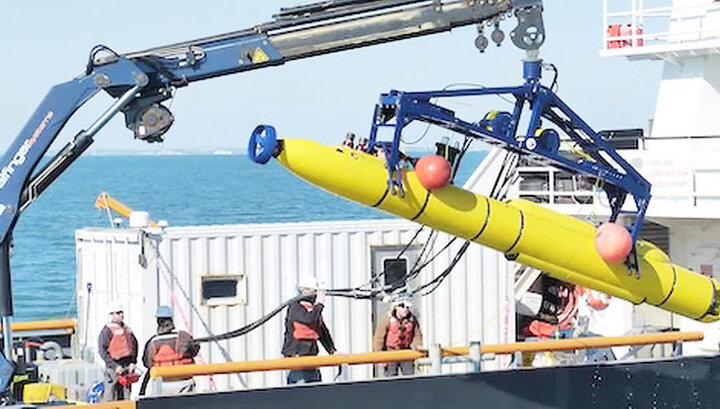 Американский подводный аппарат достают из воды.