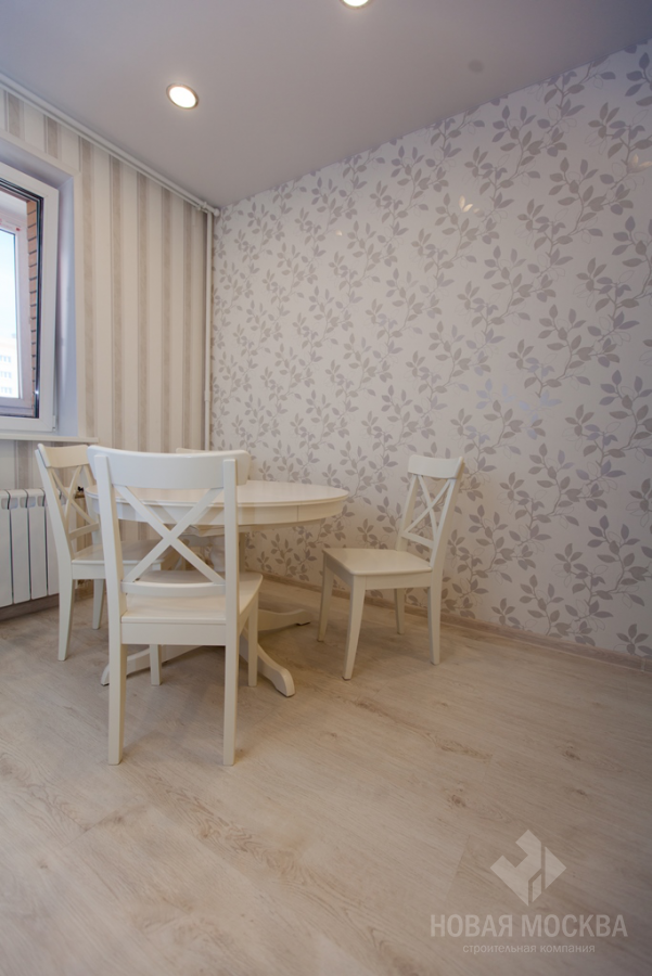 Бумажные обои на стене в кухне