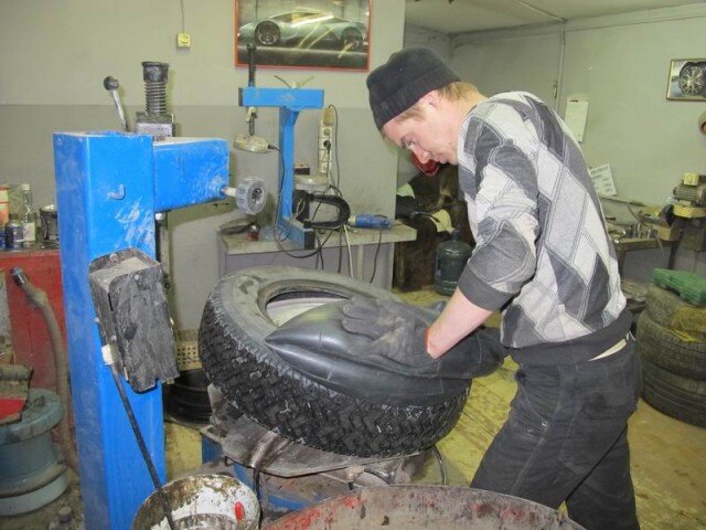  Ремонт колеса. Из новой камеры по цене 250 рублей с ниппелем и колпачком (сейчас такие стоят от 700 р.) выпускается воздух. Новая камера заметно толще старой. Может быть причина в том, что у меня была китайско-корейская камера? Говорят, что они не держать прокола и не ремонтнопригодны, несмотря на дешевизну и легкость.