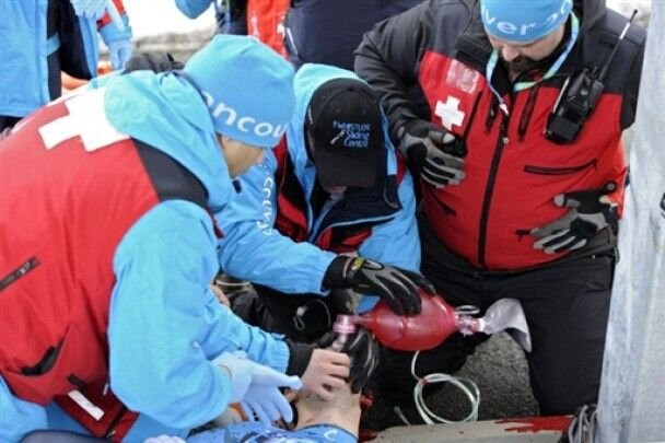 Медики оказывают экстренную помощь Нодару