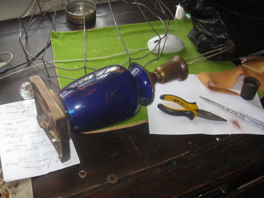 ремонт старых ламп. ремонт старых ламп. старинные лампы накаливания. советский настольный светильник. поделка лампочка.