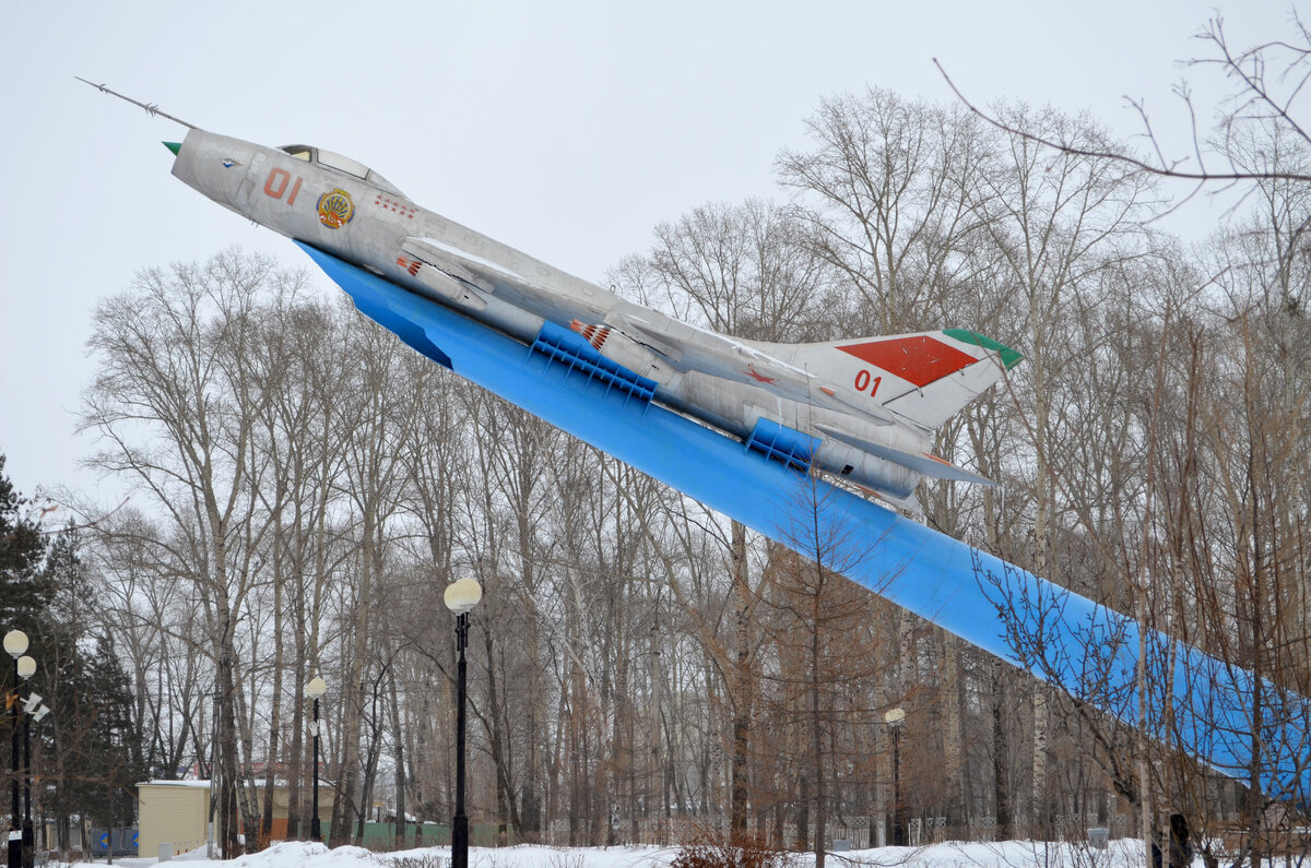 Самолет хабаровск. Памятник-самолёт Су-7 Хабаровск. Хабаровск памятник Су 7б. Хабаровск памятник Су-7. Памятник самолету Су-7б.