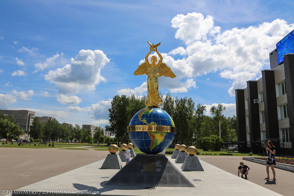 Десногорск смоленская. Десногорск Мирный атом. Десногорск площадь. Памятник Мирный атом Десногорск. Десногорск Смоленской области достопримечательности.