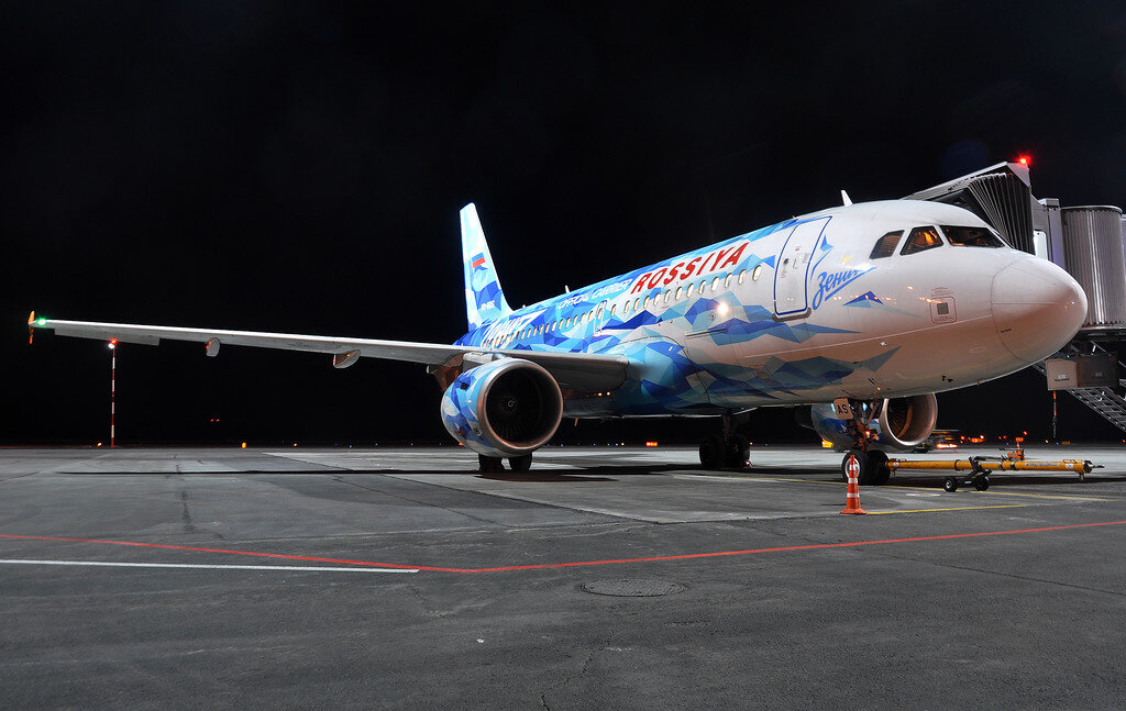 1. Уже на привокзальной площади хорош был виден хвост этого борта. "Зенитолет" специально прилетел по заказу из Питера на споттинг, чтобы поучаствовать в конкурсе фото из Тюмени... VQ-BAS - Rossiya - Russian Airlines - Airbus A319-111 /2002/ Тюмень - Санкт-Петербург

