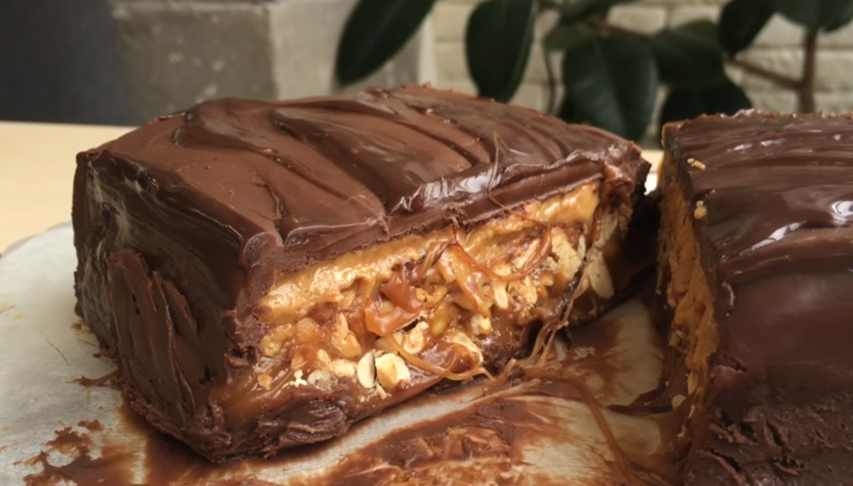 Торт батончик сникерс. Торт сникерс без. Торт сникерс без выпечки. Торт сникерс украшение. Торт сникерс без.