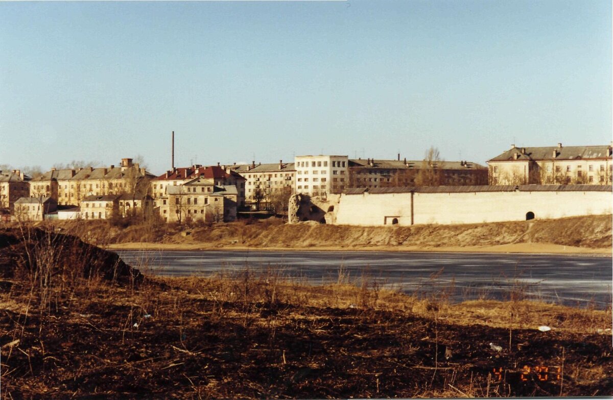  Панорама Псковской крепости с левого берег реки Великой. Варлаамская башня