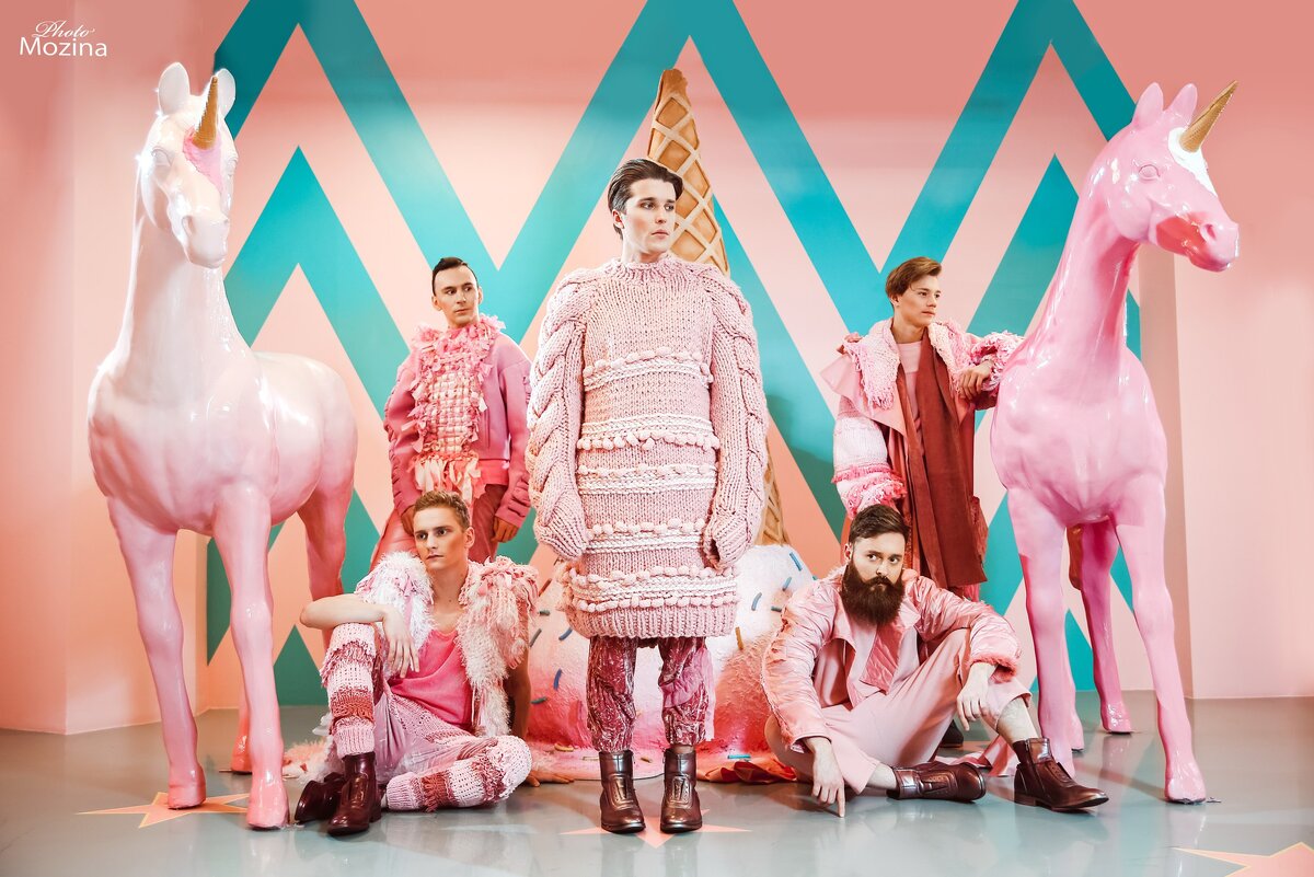 Инсталляцию украсили кони производства Студии объёмной рекламы Reklam.ru